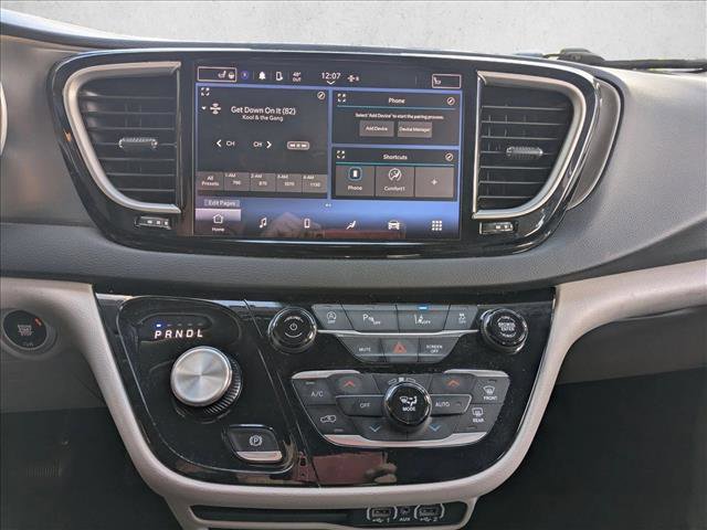Used 2024 Chrysler Pacifica Touring-L image 15