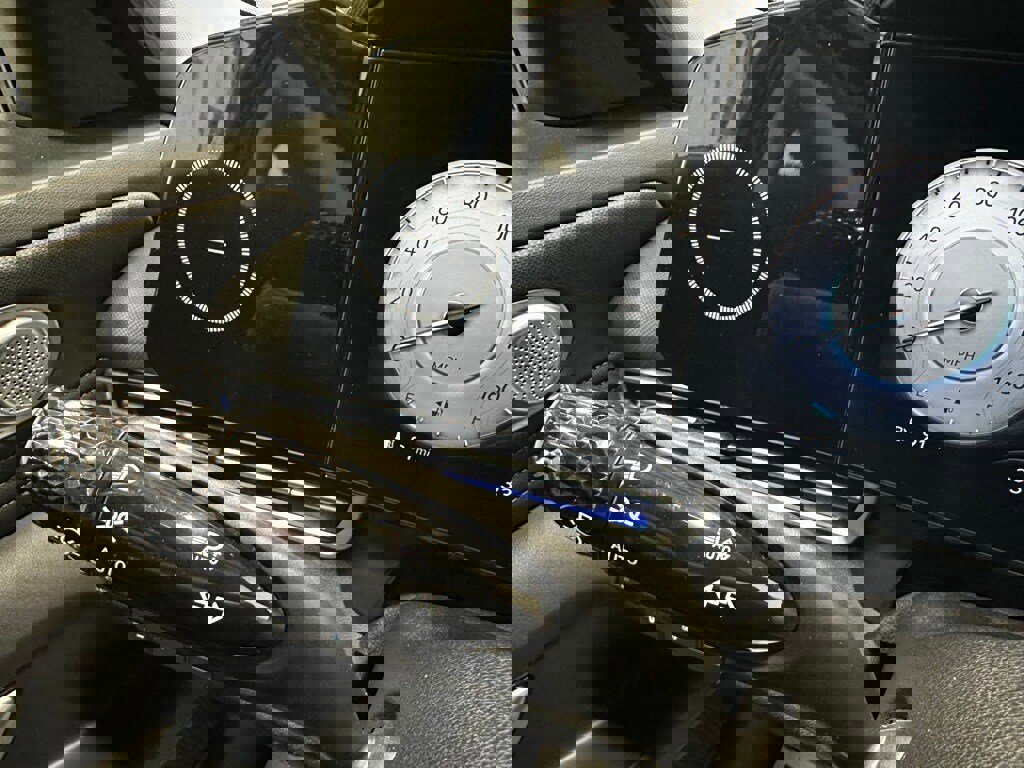 Used 2025 Hyundai Elantra SEL w/ Cargo Package image 21