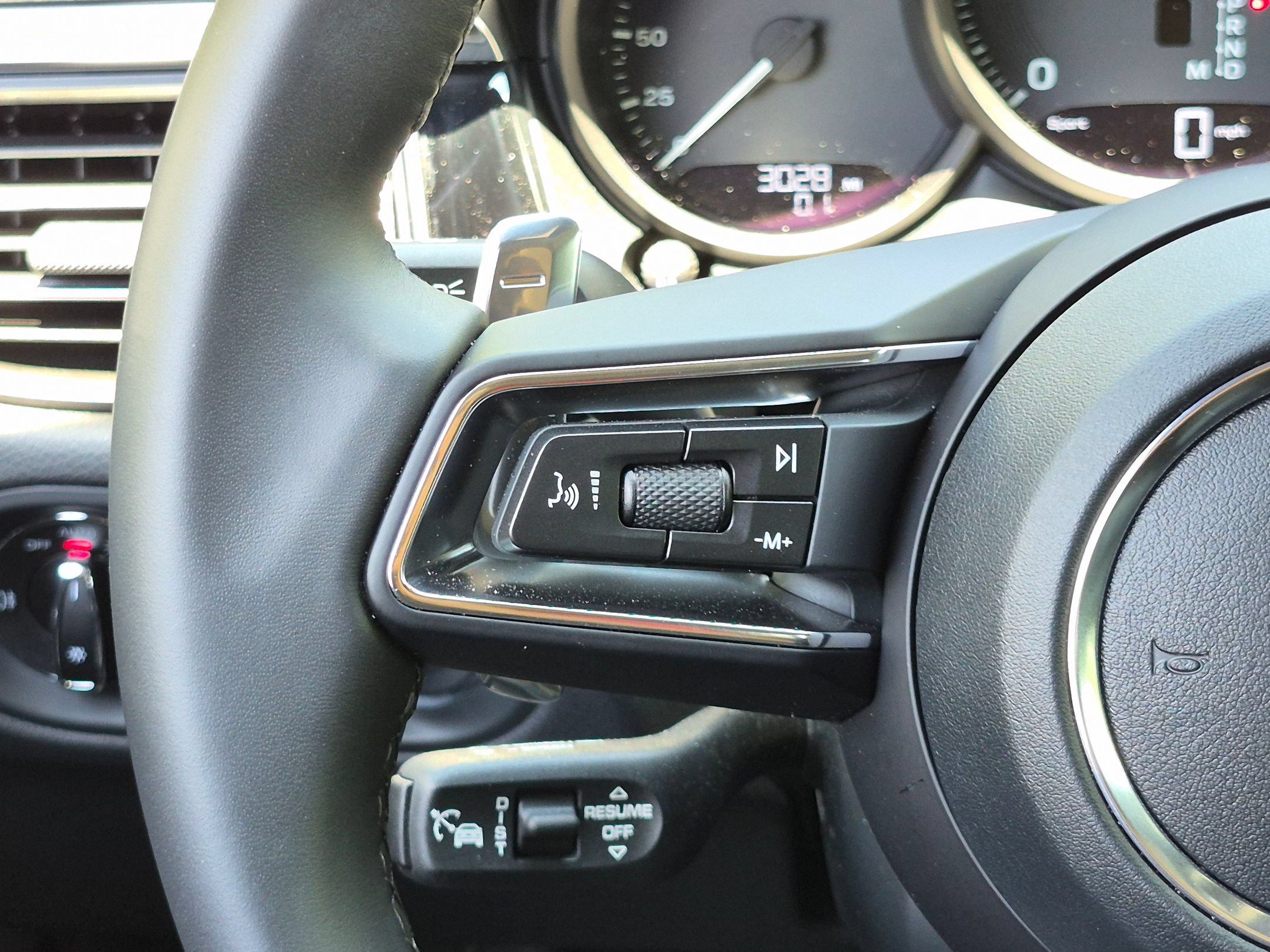 Certified 2026 Porsche Macan AWD/4WD image 9