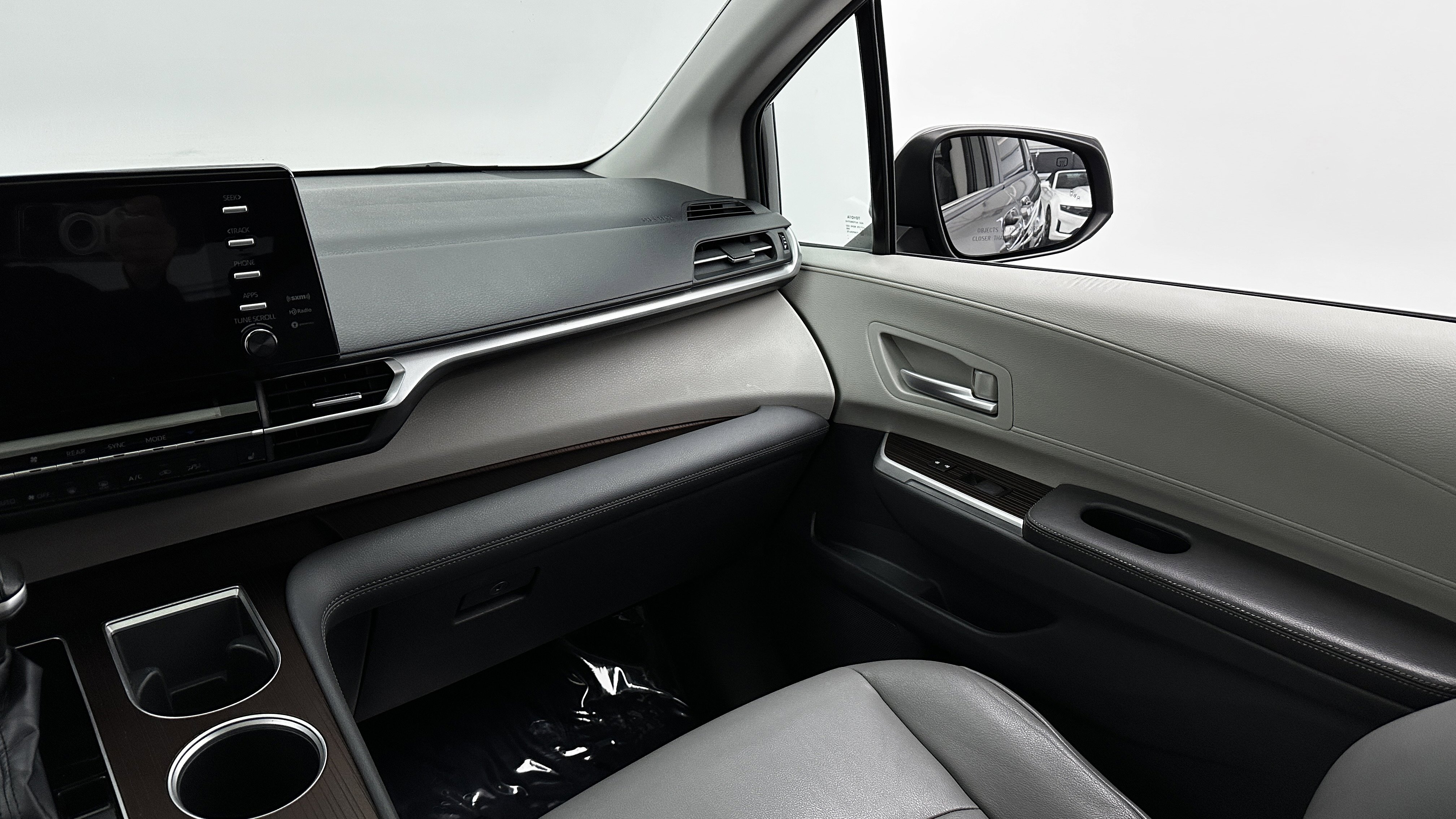 Used 2021 Toyota Sienna XLE image 32