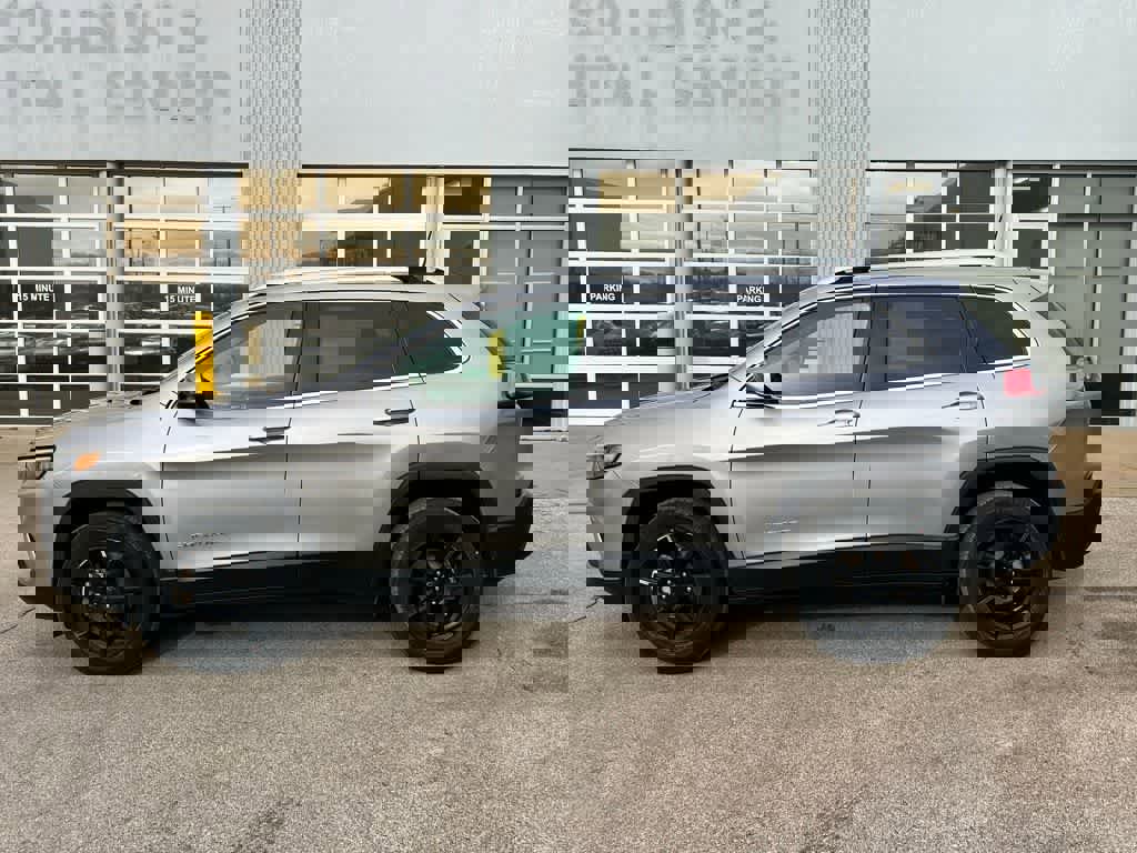 Used 2019 Jeep Cherokee Latitude w/ Cold Weather Group image 3