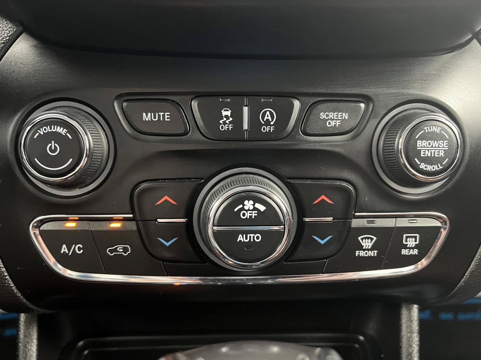 Used 2019 Jeep Cherokee Overland w/ Technology Group FWD image 23