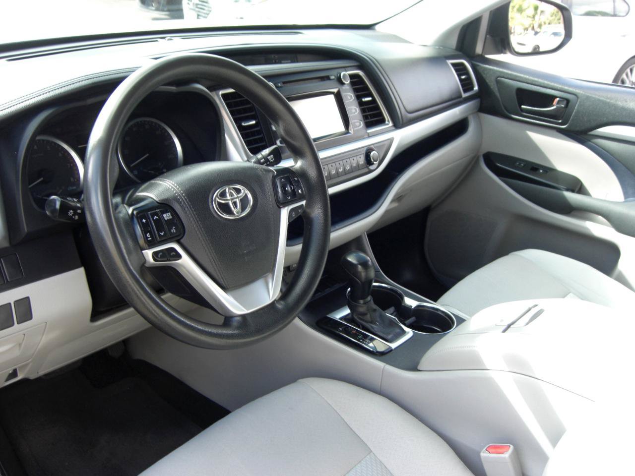 Used 2017 Toyota Highlander LE w/ Carpet Mat Package FWD image 7