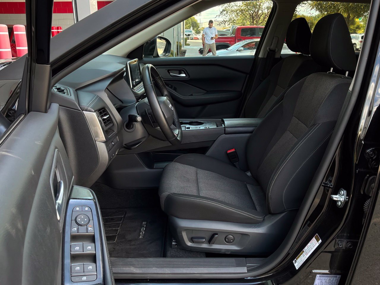 Used 2025 Nissan Rogue SV FWD image 10