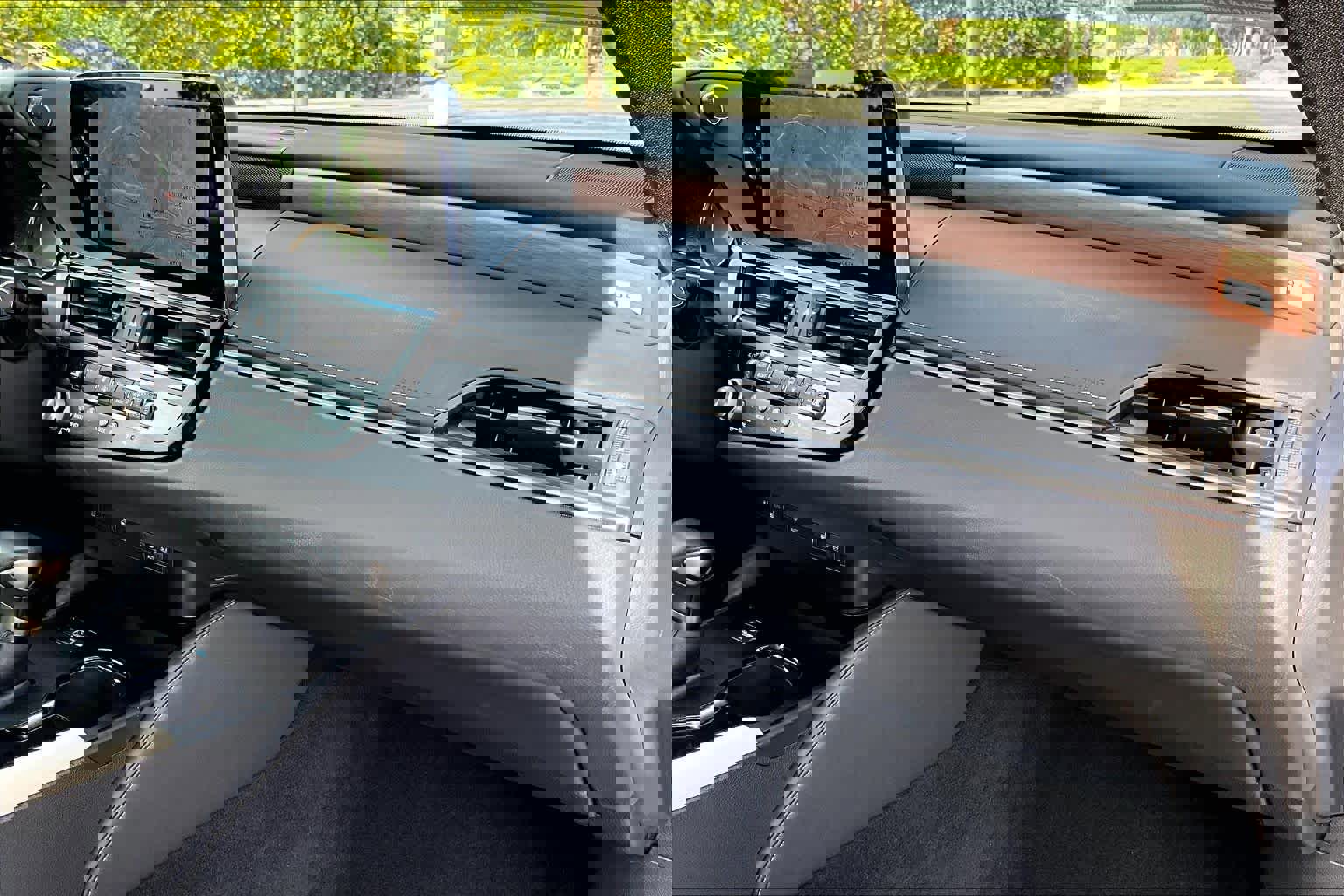 Certified 2025 Lexus ES 300h w/ Premium Package image 17