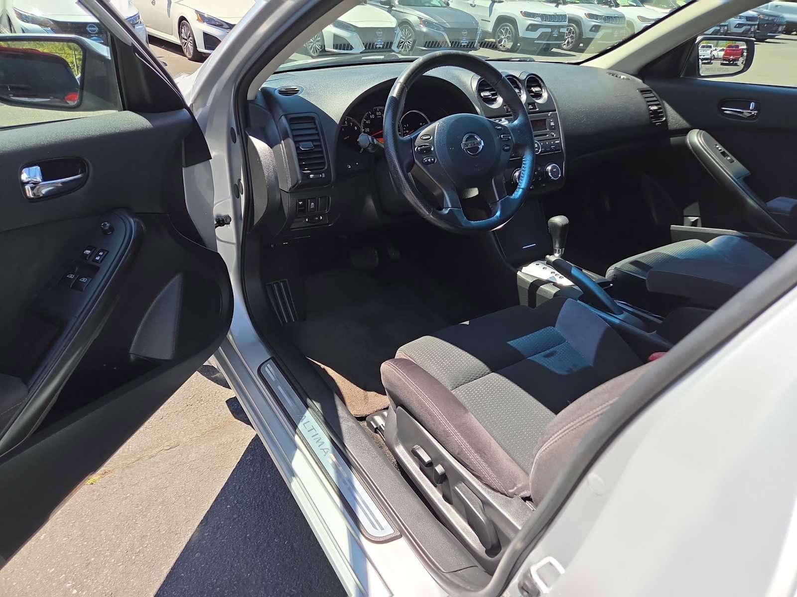 Used 2011 Nissan Altima 2.5 S w/ Convenience Pkg FWD image 10