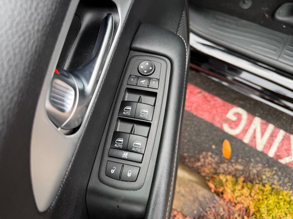 Used 2025 Chrysler Pacifica Limited FWD image 13