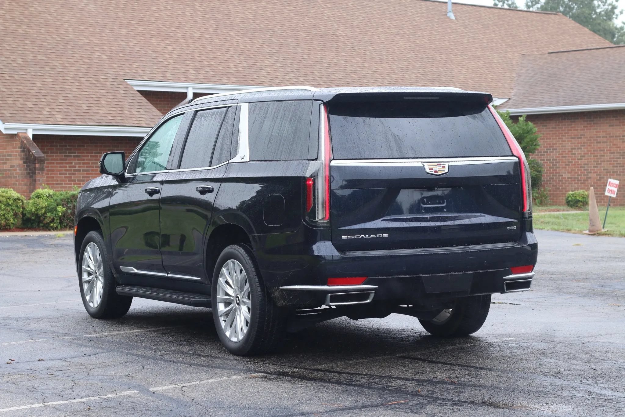 Used 2021 Cadillac Escalade Luxury AWD/4WD image 3