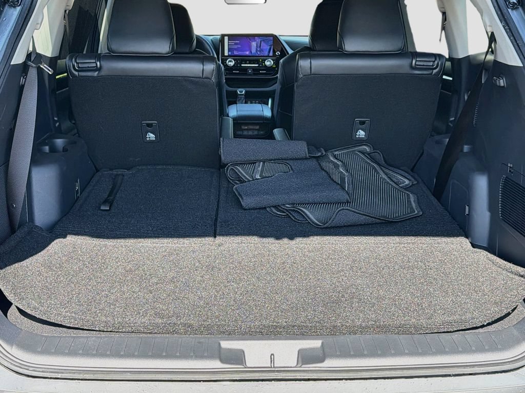 Used 2026 Toyota Highlander Limited AWD/4WD image 32