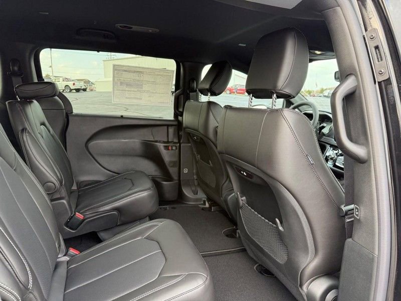 New 2026 Chrysler Pacifica Select w/ S Appearance Package image 6