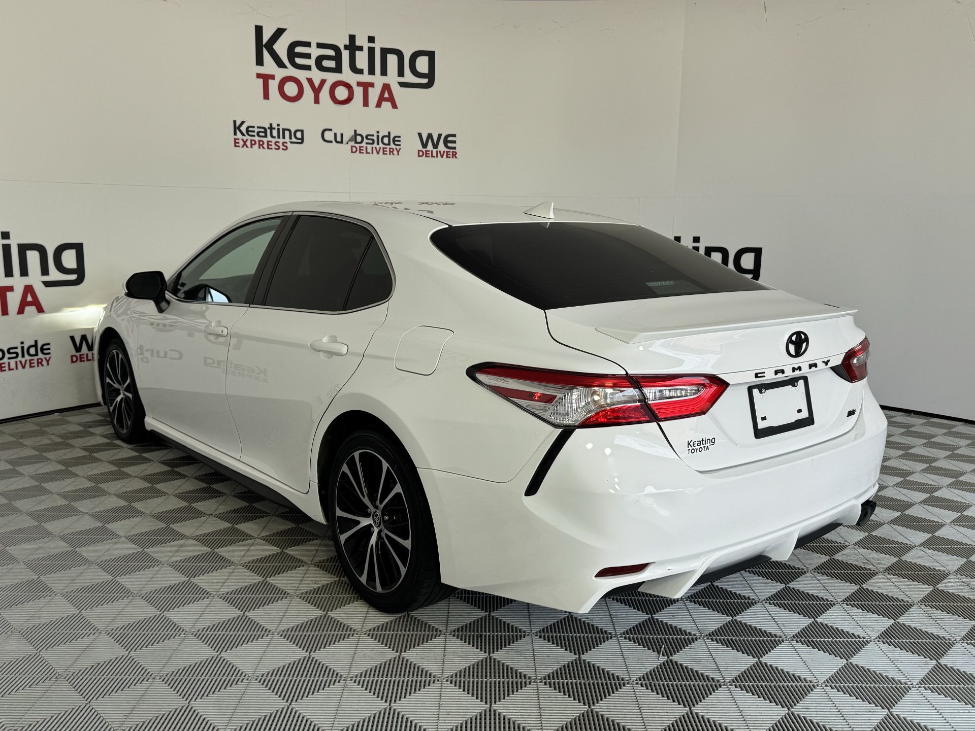 Used 2020 Toyota Camry SE FWD image 6