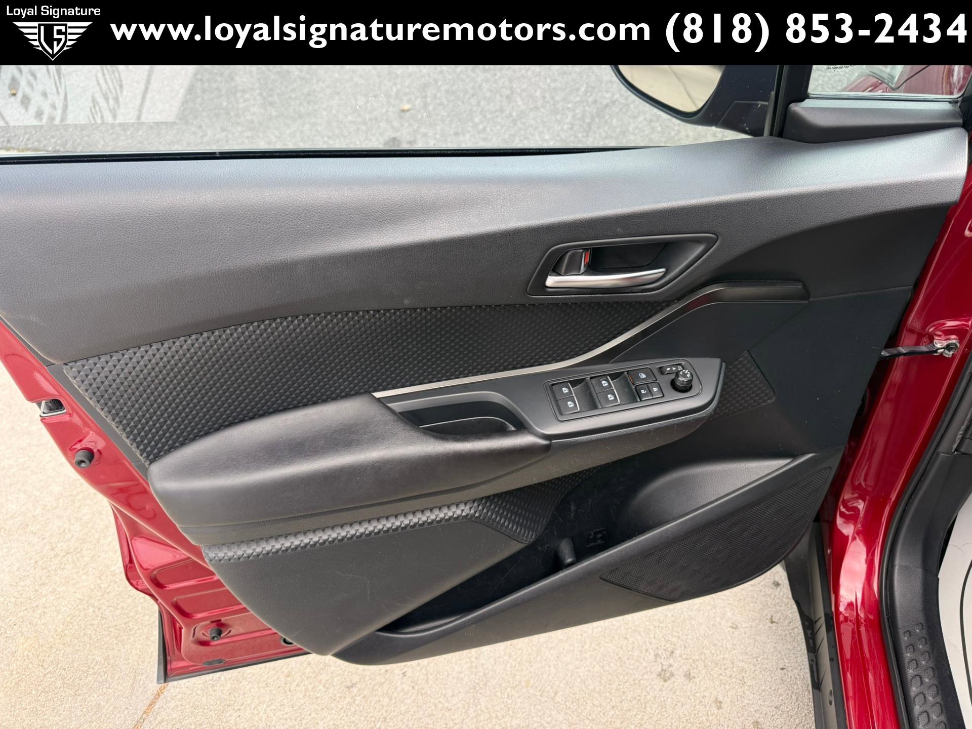 Used 2019 Toyota C-HR XLE FWD image 17