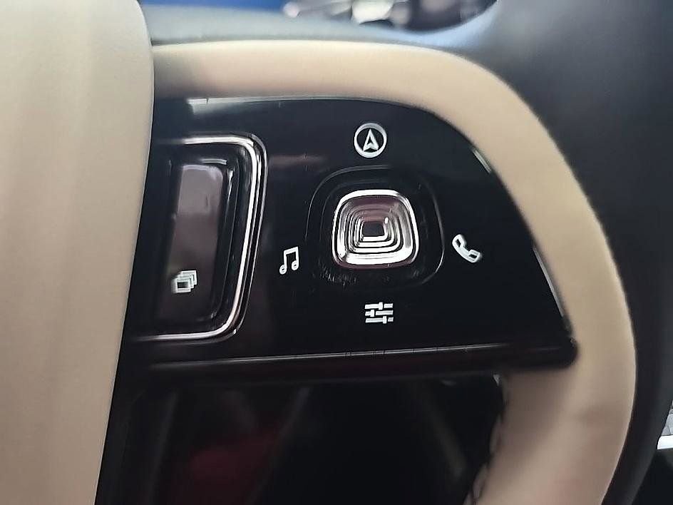 Used 2025 Lincoln Corsair AWD w/ Equipment Group 101A image 17