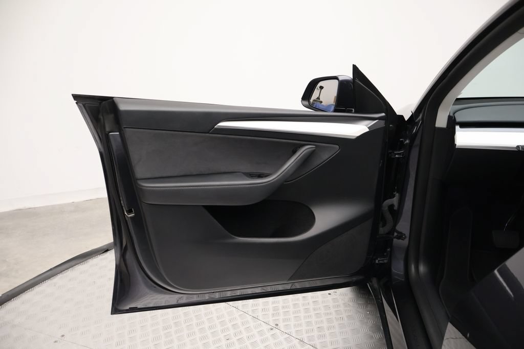 Used 2025 Tesla Model Y Long Range RWD image 16