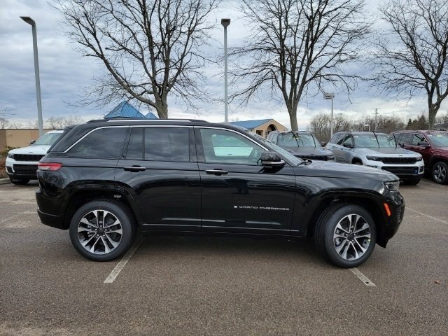 Used 2023 Jeep Grand Cherokee Overland w/ Luxury Tech Group IV AWD/4WD image 16