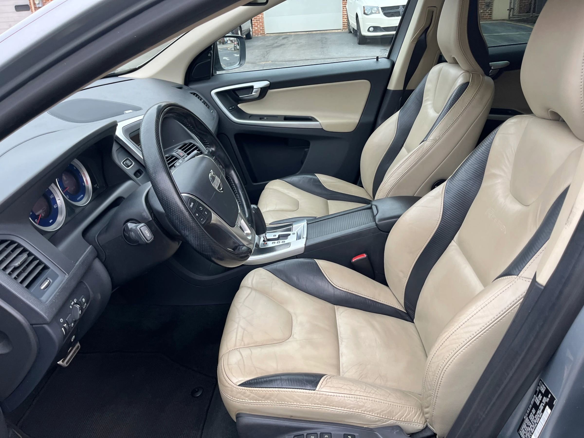 Used 2012 Volvo XC60 T6 R-Design image 10