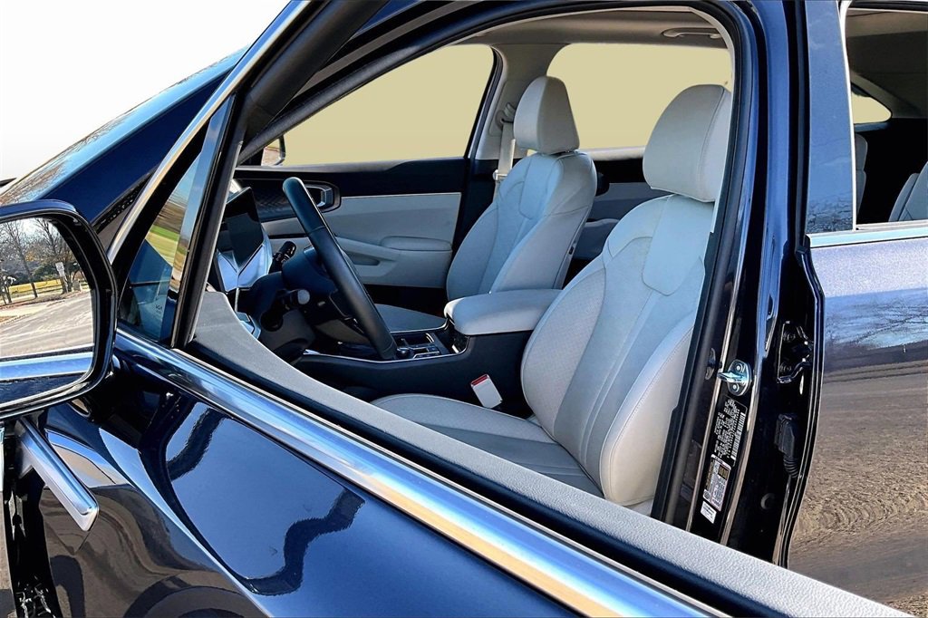 Certified 2025 Kia Sorento EX w/ Panoramic Sunroof Package image 27