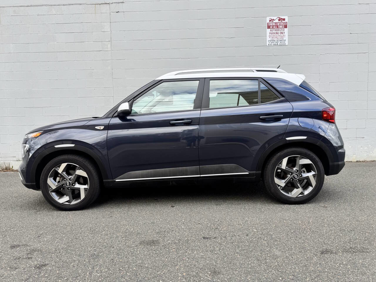 Used 2023 Hyundai Venue Limited w/ Cargo Package image 6