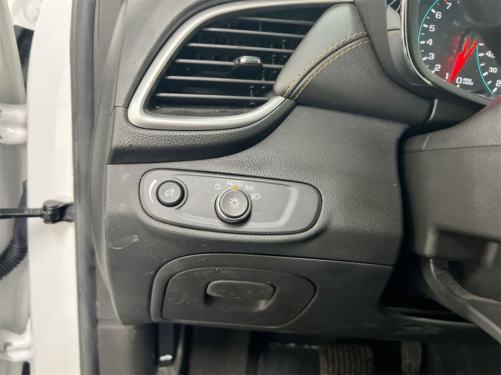 Used 2022 Chevrolet Trax LT w/ LT Convenience Package image 17