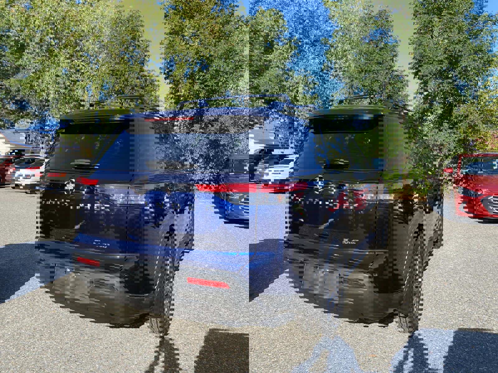 Used 2022 Nissan Pathfinder SV image 3