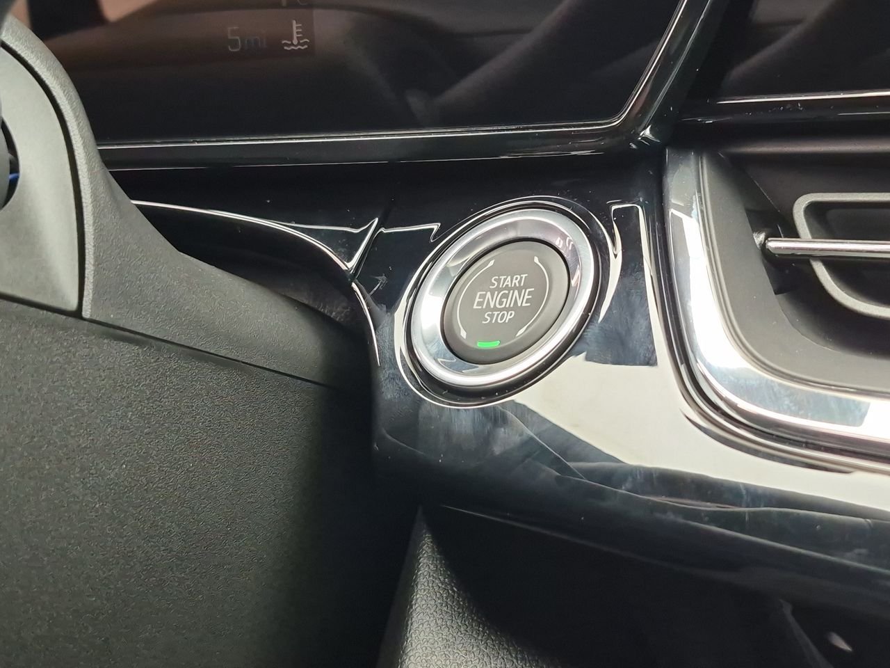 New 2026 Chevrolet Trax RS w/ Sunroof Package FWD image 17