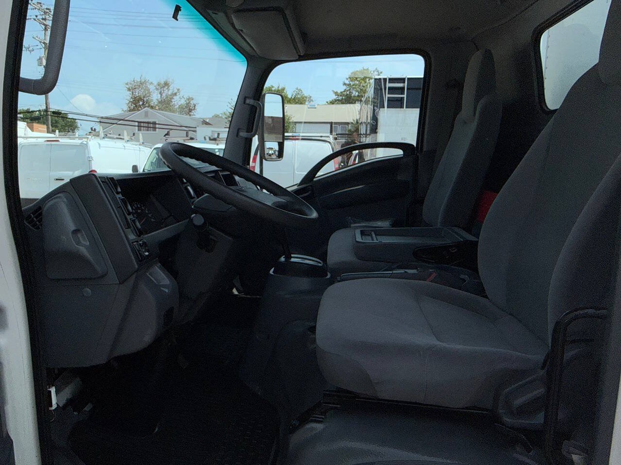 Used 2021 Isuzu NPR RWD image 11