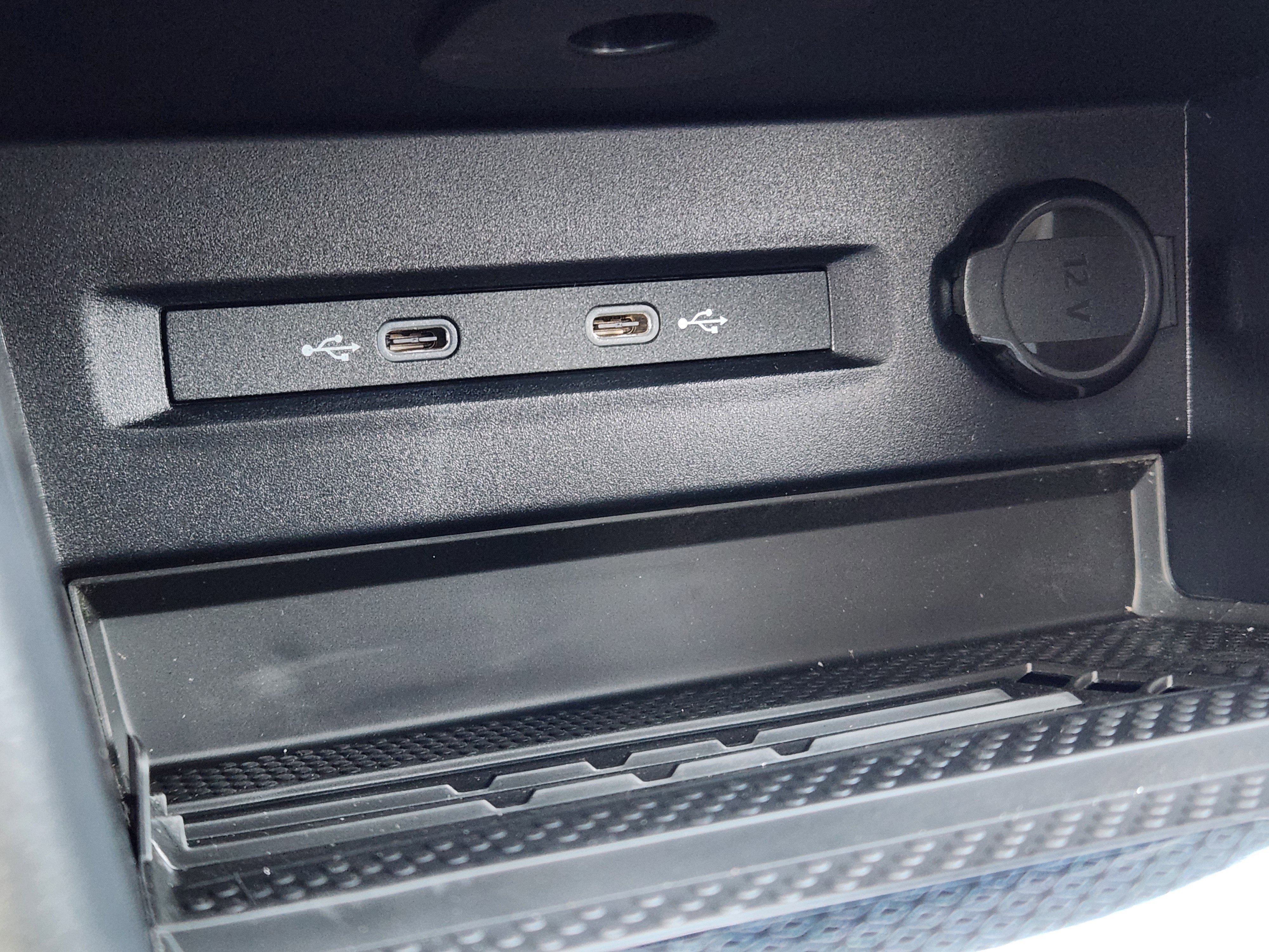 Used 2025 Volkswagen Taos SE image 33