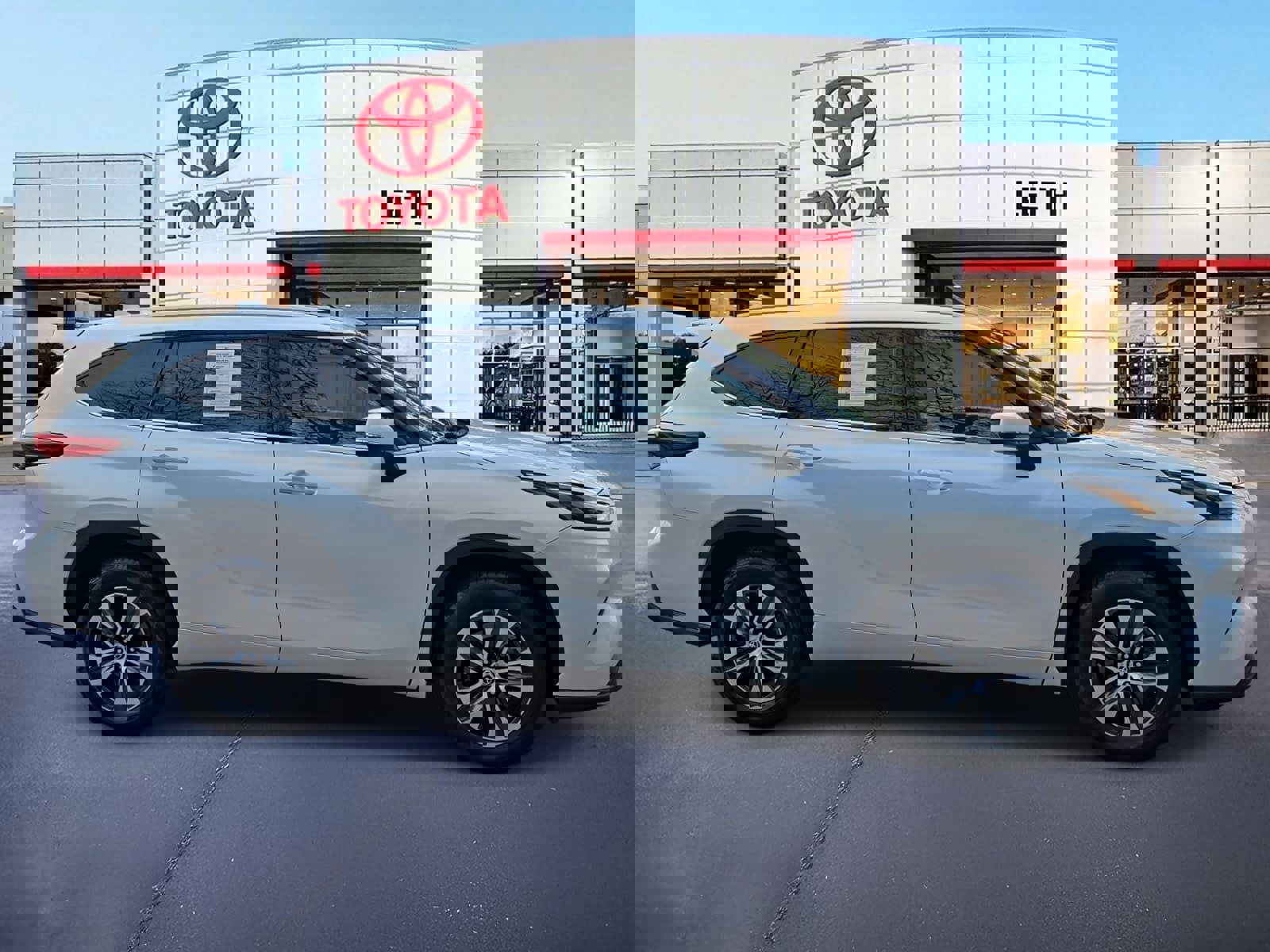 Used 2022 Toyota Highlander XLE image 4