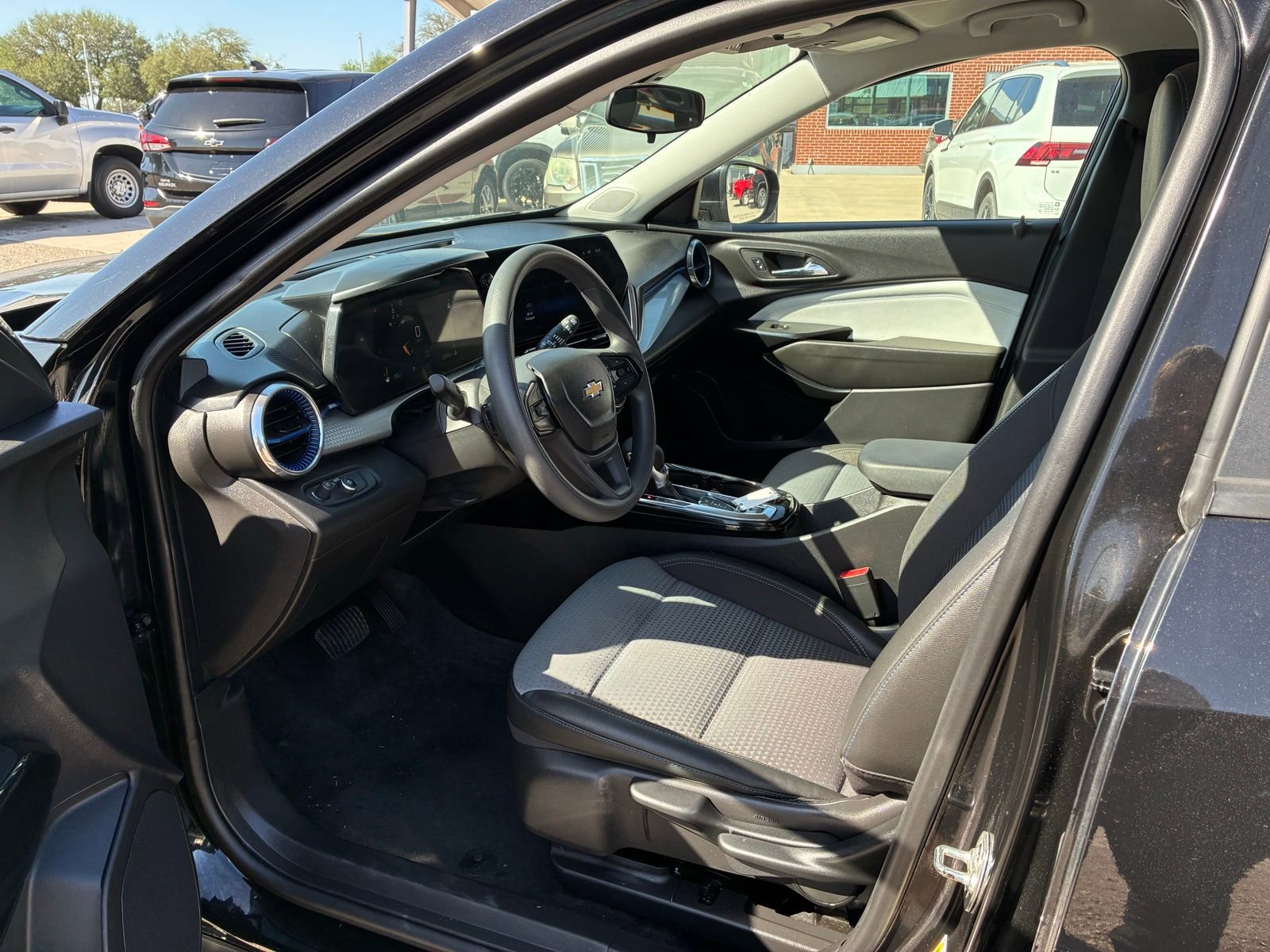 Used 2025 Chevrolet Trax LT FWD image 2