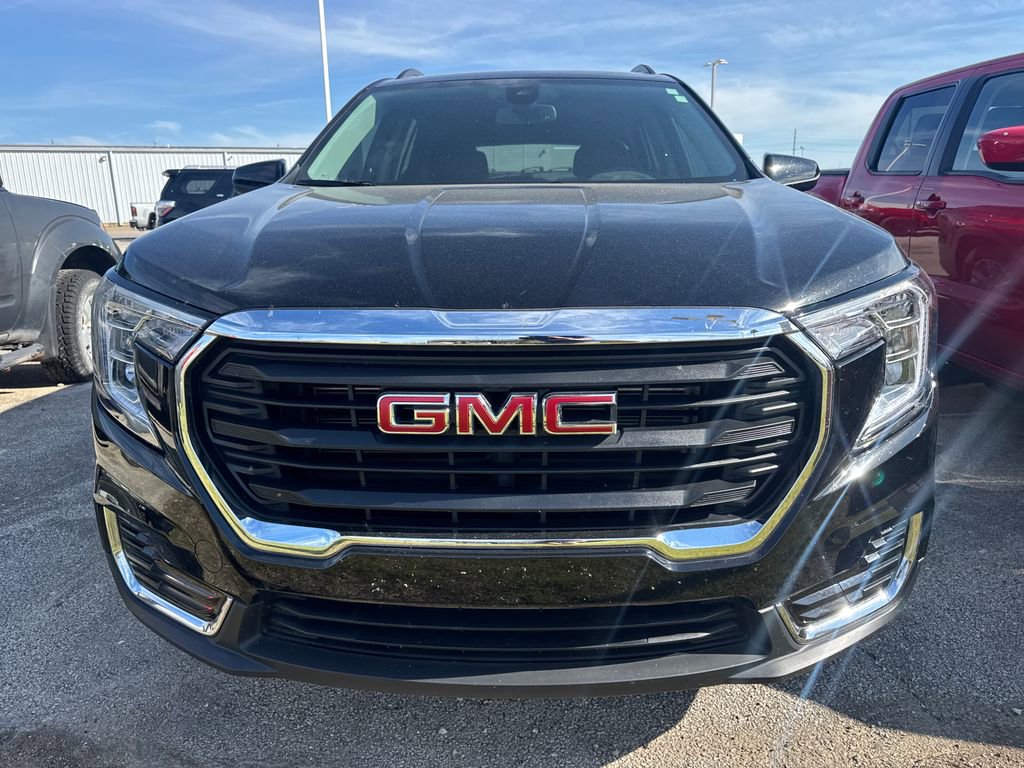 Used 2023 GMC Terrain SLE w/ Driver Convenience Package FWD image 2