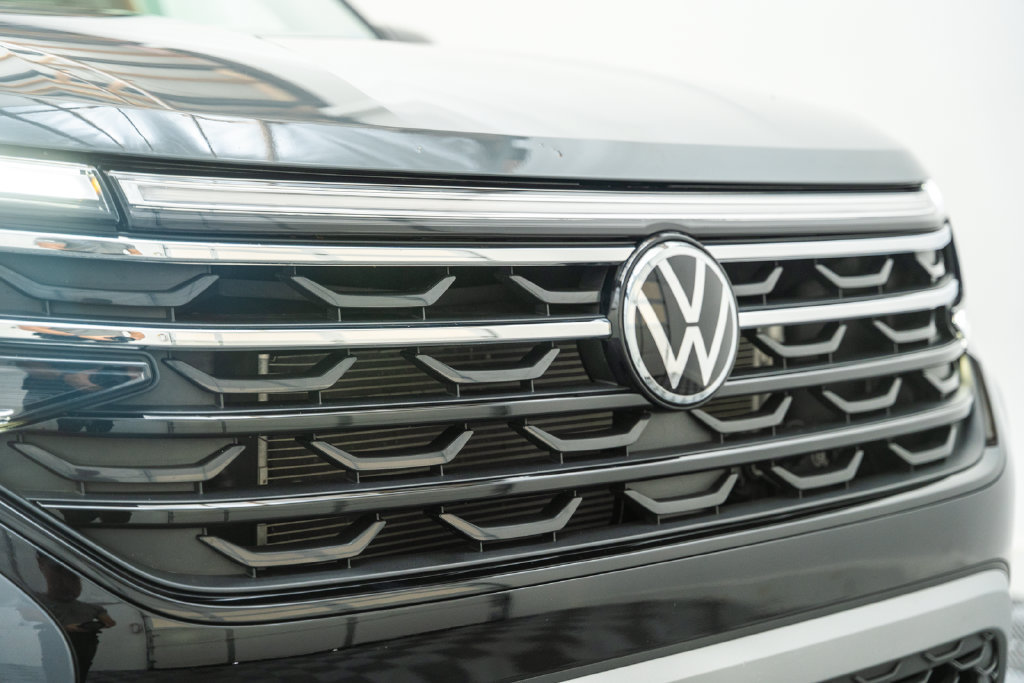 Used 2025 Volkswagen Atlas Peak Edition SE AWD/4WD image 14
