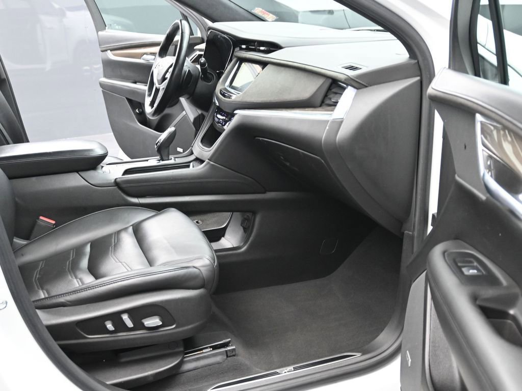 Used 2017 Cadillac XT5 Platinum w/ Driver Assist Package AWD/4WD image 16