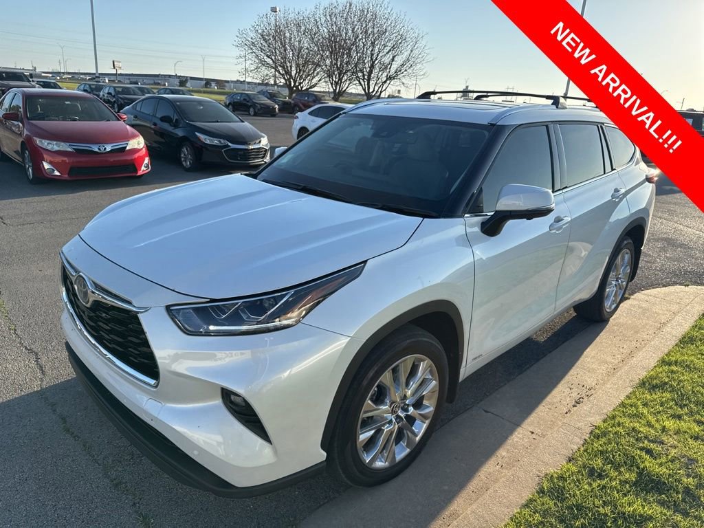 Used 2024 Toyota Highlander Limited image 3