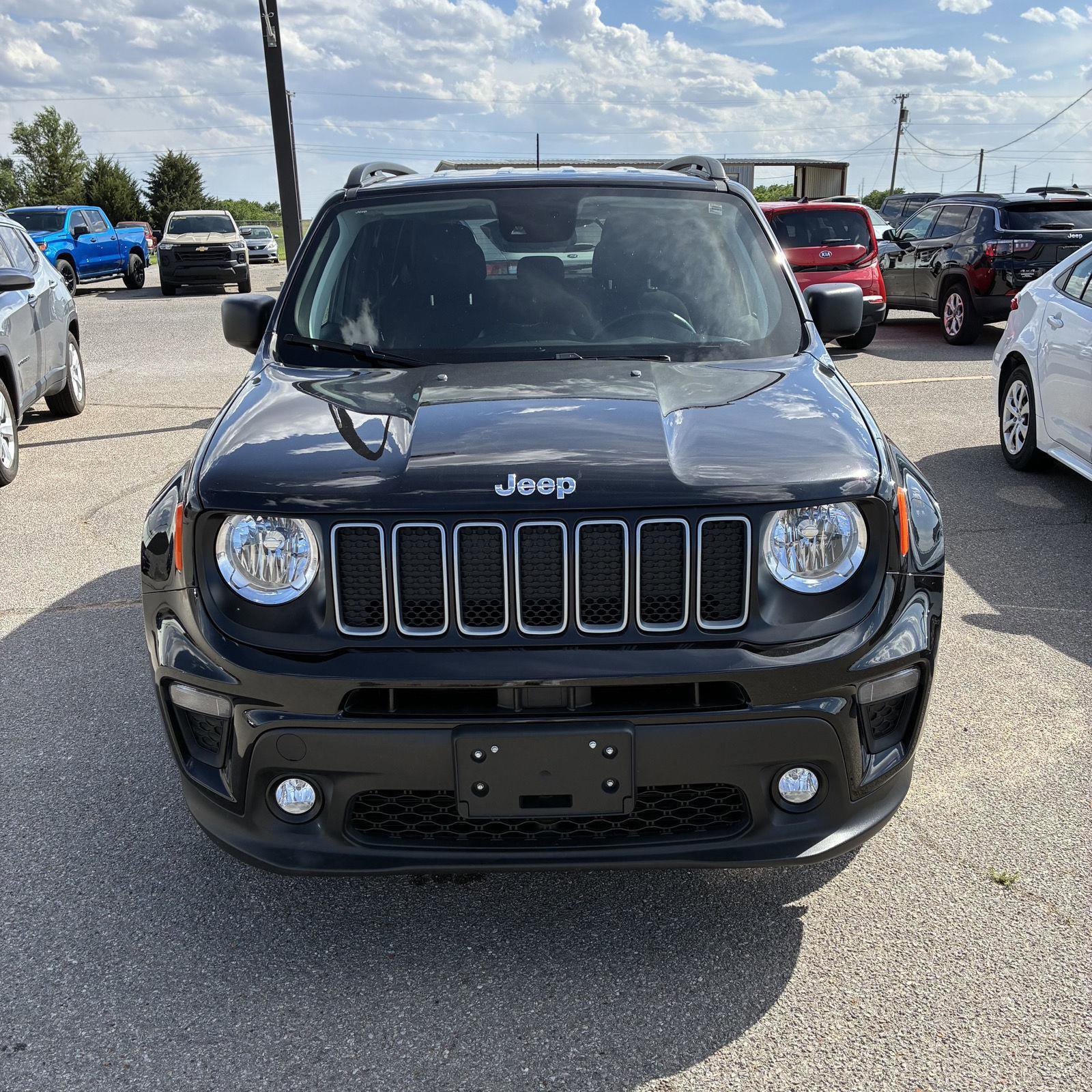 Used 2023 Jeep Renegade Latitude w/ Premium Group image 2