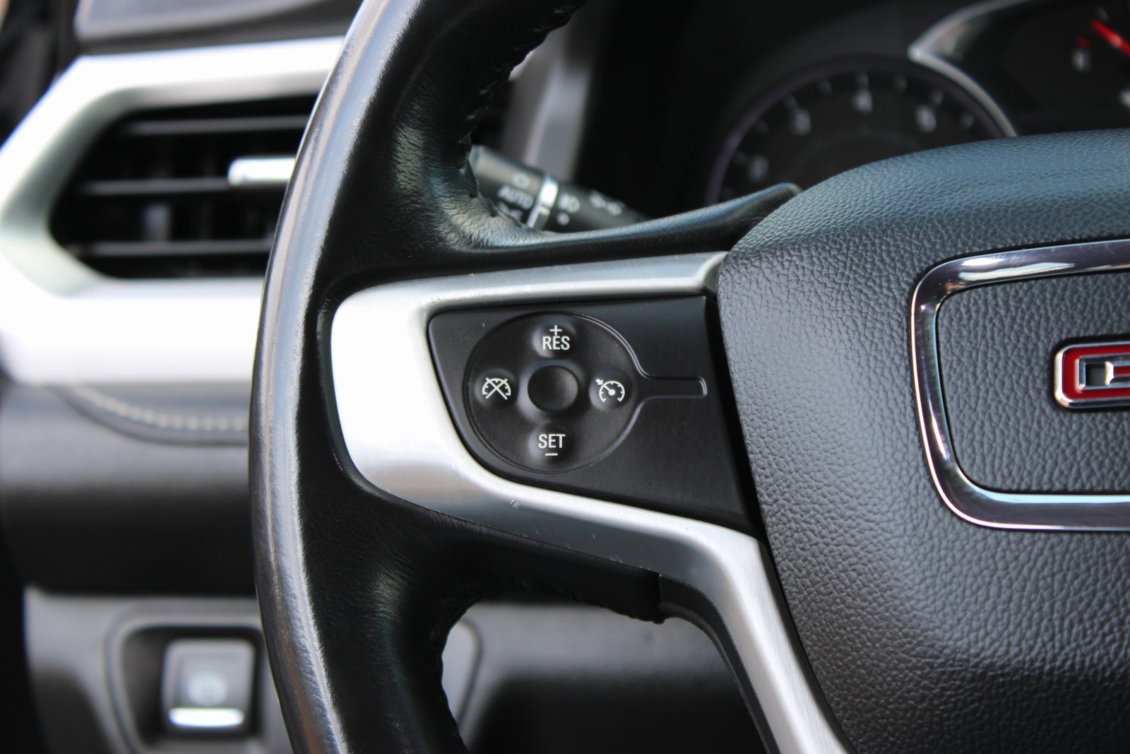 Used 2019 GMC Acadia SLT image 19