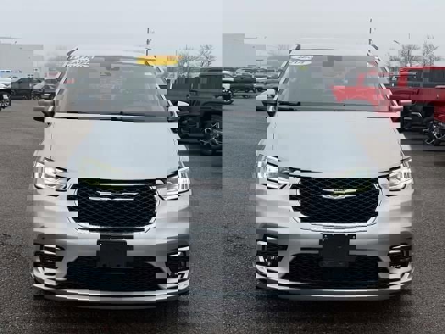 Used 2023 Chrysler Pacifica Touring-L image 3