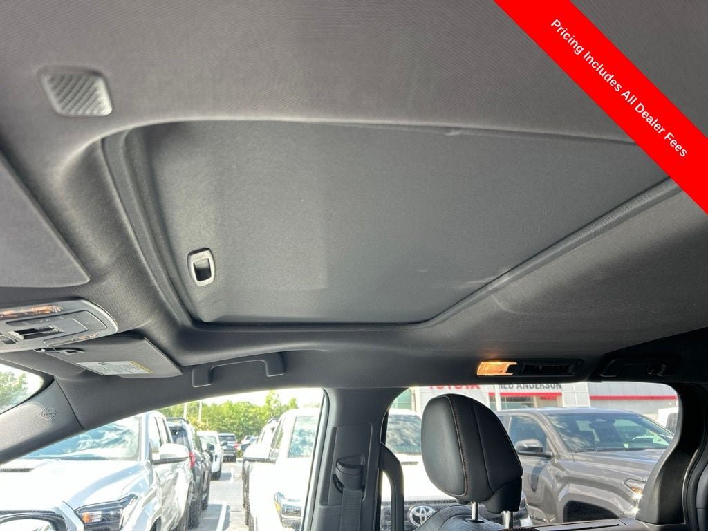 Used 2024 Toyota Sienna XSE w/ XSE Plus Package FWD image 5
