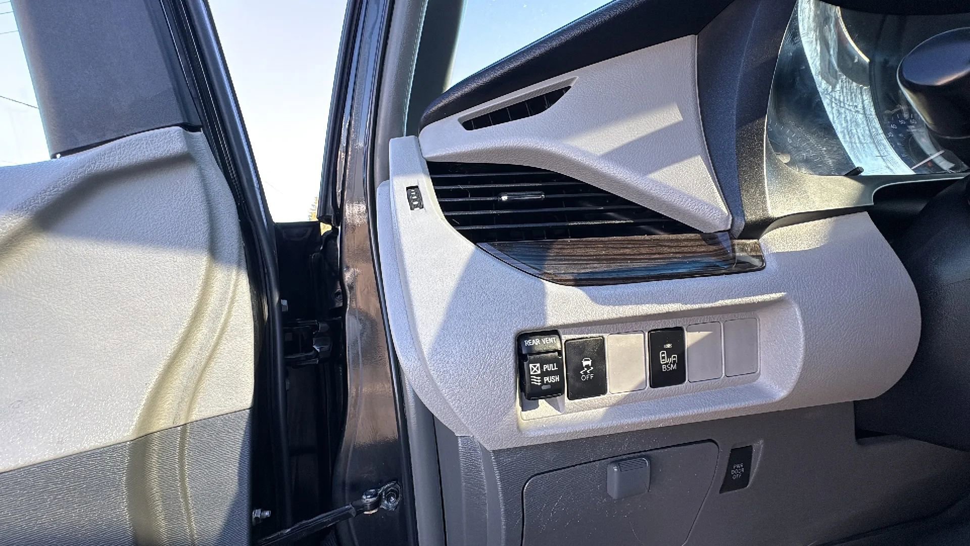 Used 2015 Toyota Sienna XLE image 27