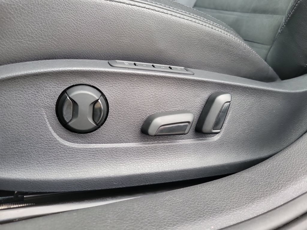 Used 2014 Volkswagen Passat TDI SEL Premium FWD image 17