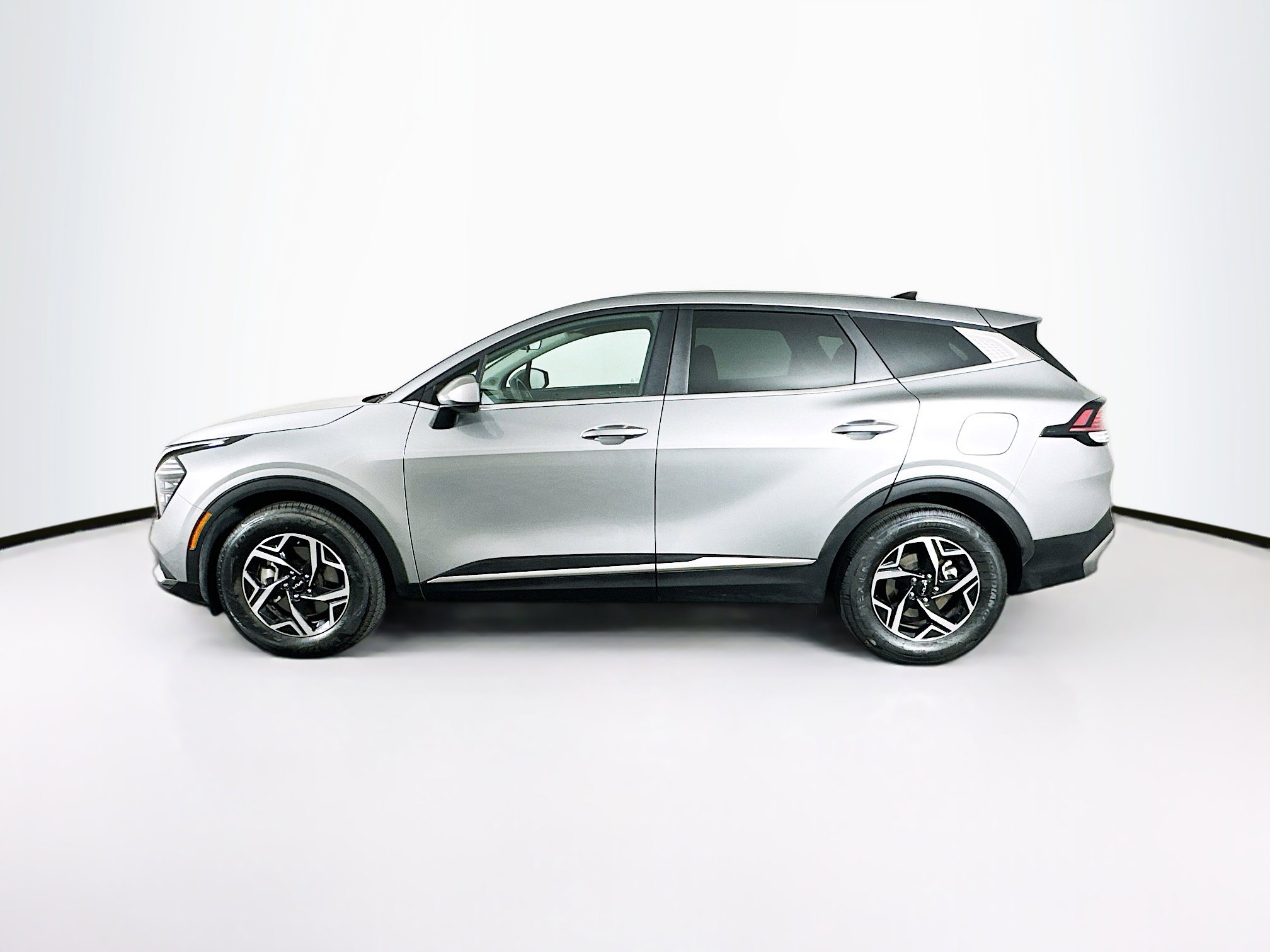 Used 2025 Kia Sportage LX image 4