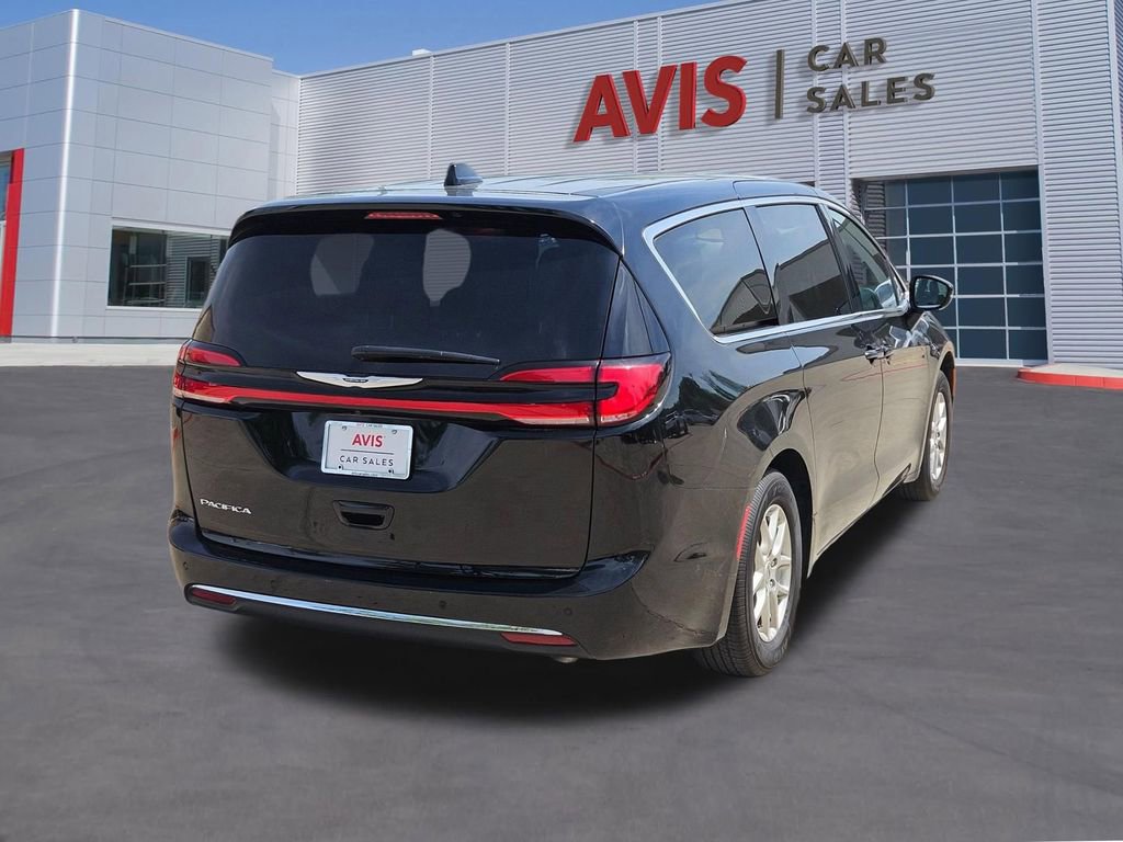 Used 2025 Chrysler Pacifica Select image 6