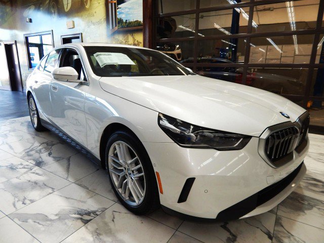 Used 2025 BMW 530i xDrive image 1