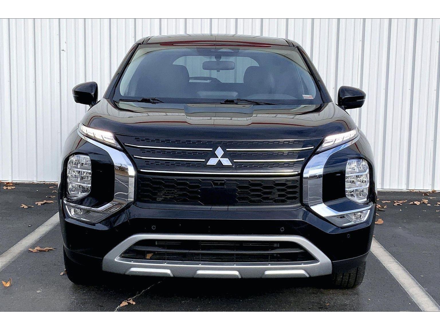 Used 2024 Mitsubishi Outlander SE image 3