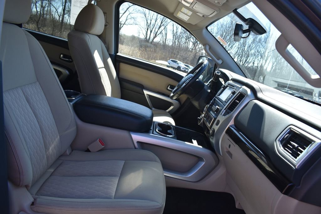 Used 2018 Nissan Titan SV w/ SV Convenience Package image 16