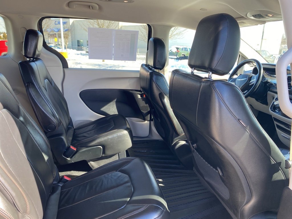 Used 2017 Chrysler Pacifica Touring-L image 13