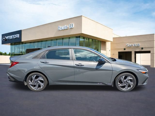 Used 2025 Hyundai Elantra Sport FWD image 3