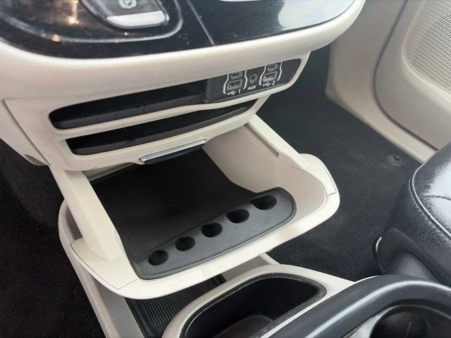 Used 2023 Chrysler Pacifica Touring-L FWD image 22