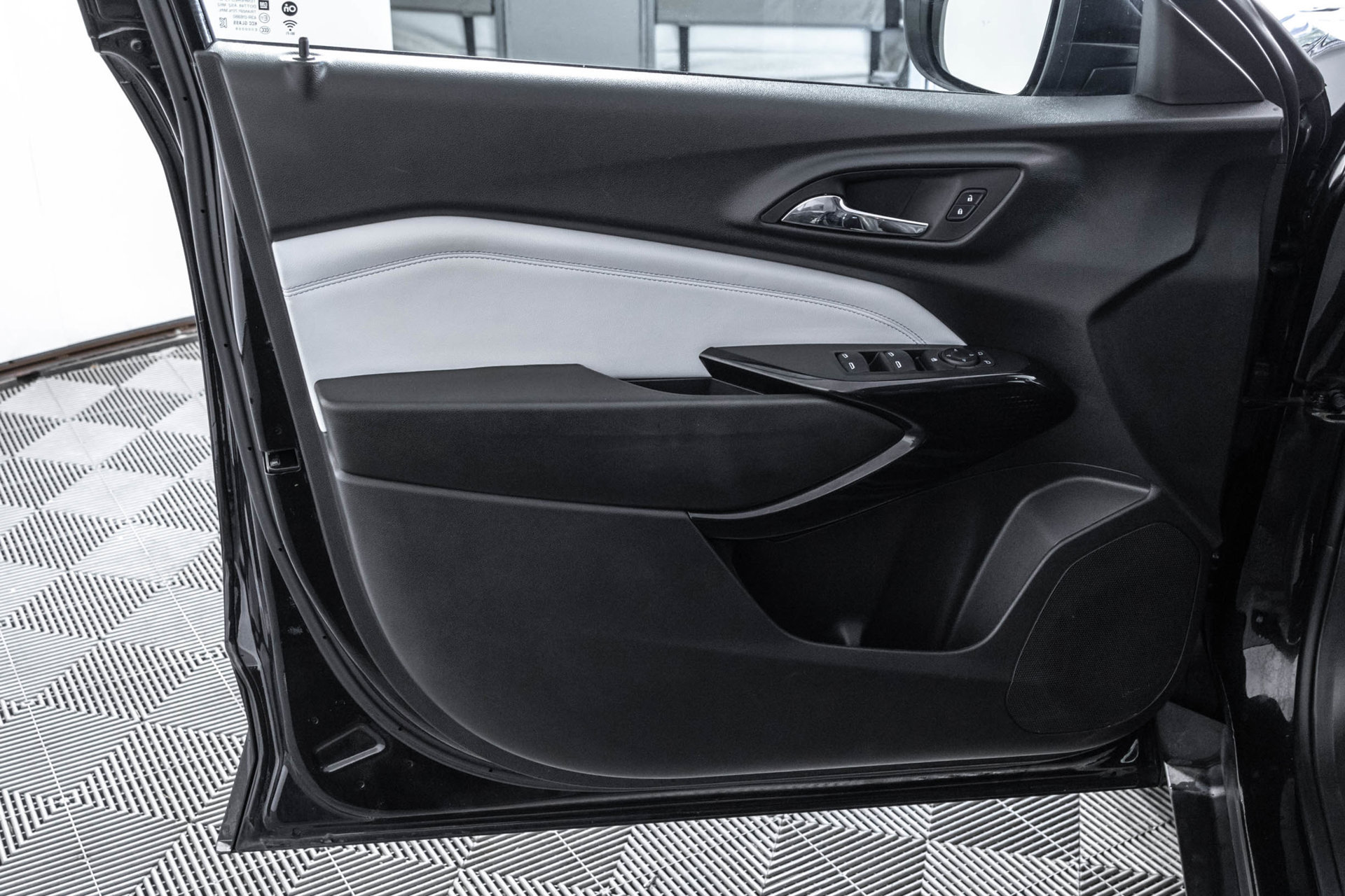 Used 2025 Chevrolet Trax LT FWD image 33
