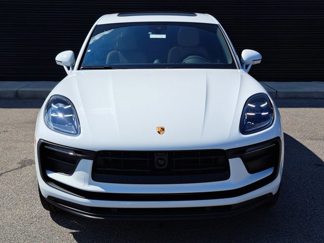 Certified 2025 Porsche Macan AWD/4WD image 10