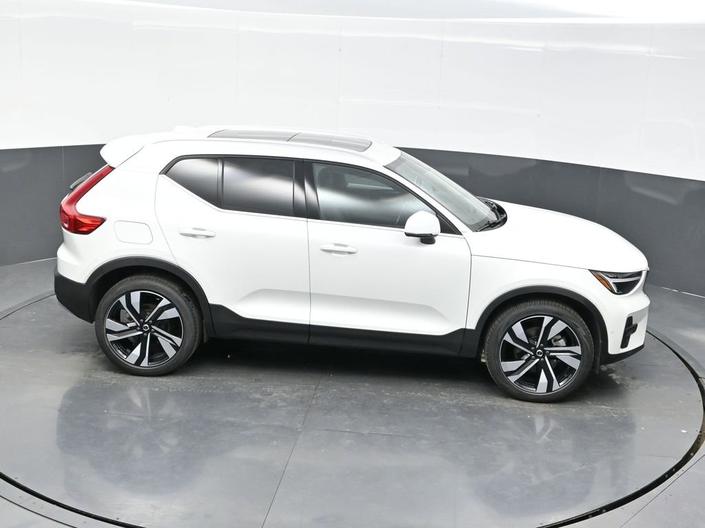Used 2025 Volvo XC40 B5 Plus image 33
